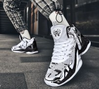  Яркие высокие баскетбольные кроссовки с сеткой и рисунком фото