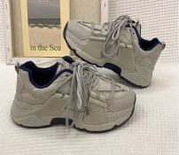 Кроссовки с оригинальной шнуровкой на массивной подошве - женские фото