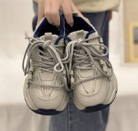 Кроссовки с оригинальной шнуровкой на массивной подошве - женские фото