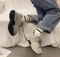 Кроссовки с оригинальной шнуровкой на массивной подошве - женские фото