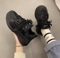 Кроссовки с оригинальной шнуровкой на массивной подошве - женские фото