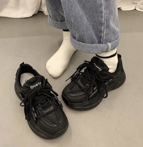 Кроссовки с оригинальной шнуровкой на массивной подошве - женские фото