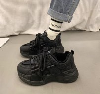 Кроссовки с оригинальной шнуровкой на массивной подошве - женские фото