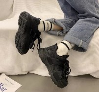 Кроссовки с оригинальной шнуровкой на массивной подошве - женские фото