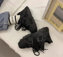 Кроссовки с оригинальной шнуровкой на массивной подошве - женские фото