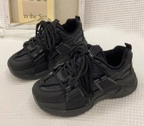 Кроссовки с оригинальной шнуровкой на массивной подошве - женские фото