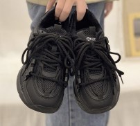 Кроссовки с оригинальной шнуровкой на массивной подошве - женские фото