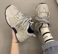 Кроссовки с оригинальной шнуровкой на массивной подошве - женские фото