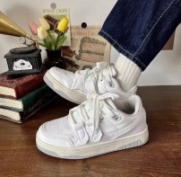 Женские белые кроссовки с необычной шнуровкой - скейтерские фото