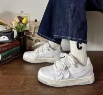 Женские белые кроссовки с необычной шнуровкой - скейтерские фото