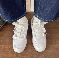 Женские белые кроссовки с необычной шнуровкой - скейтерские фото