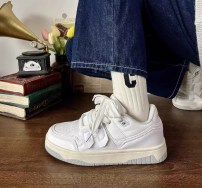 Женские белые кроссовки с необычной шнуровкой - скейтерские фото