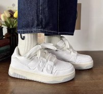 Женские белые кроссовки с необычной шнуровкой - скейтерские фото