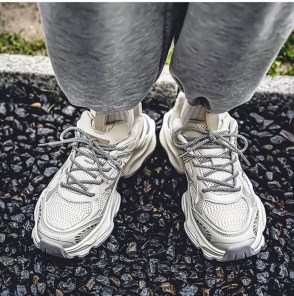 Мужские модные кроссовки дышащие с сеткой и необычной подошвой фото