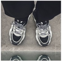 Мужские модные кроссовки дышащие с сеткой и необычной подошвой фото