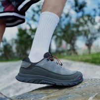 Кроссовки Li-Ning SE Hexloc темно-серые замшевые с красным акцентным шнуром фото