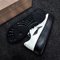 Кроссовки Li-Ning Soft кремово-белые кортовые с черным логотипом-молнией и черной платформой фото