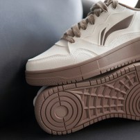 Кроссовки Li-Ning Soft молочно-белые с шоколадной подошвой и коричневыми шнурками фото