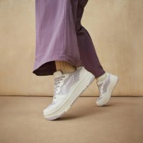 Кроссовки Li-Ning Soft белые с лавандовыми панелями и жемчужной подошвой фото