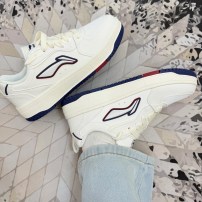 Кроссовки Li-Ning Soft молочно-белые с двухцветным контурным логотипом и темно-синей подошвой фото