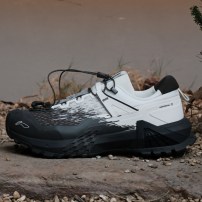 Кроссовки треккинговые Li-Ning CF Pro V1 белые с черным фрактальным рисунком и диалом-застежкой фото