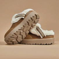 Кроссовки Li-Ning Snuggle Step карамельные слиперы с меховой отделкой и золотистой плетеной перемычкой фото