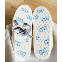 Кеды Ollie Skate Bake белые с вышитой кошачьей мордочкой желтыми шнурками и гингемом фото