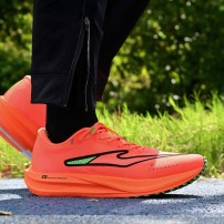 Кроссовки Erke Extreme Wind 2.0 ярко-оранжевые тотал-луук с зеленым акцентом на пятке фото