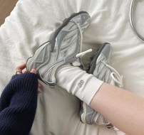Кроссовки Cat and Sofa Xaeqller серые массивные с белыми шнурками и рельефной подошвой фото
