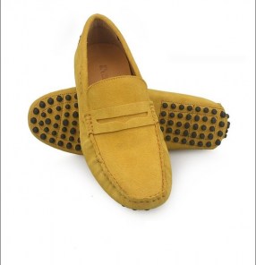 Яркие классические мужские мокасины на шипах фото