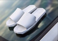 Белые и черные легкие тапочки больших размеров