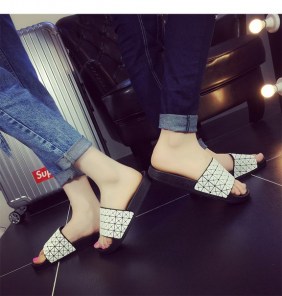 Резиновые тапочки в геометрическом стиле фото