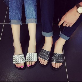 Резиновые тапочки в геометрическом стиле фото