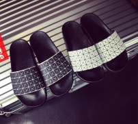 Резиновые тапочки в геометрическом стиле