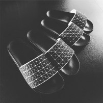 Резиновые тапочки в геометрическом стиле фото