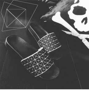 Резиновые тапочки в геометрическом стиле фото