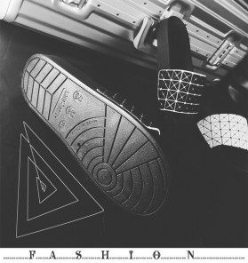 Резиновые тапочки в геометрическом стиле фото