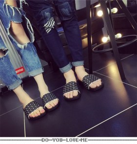 Резиновые тапочки в геометрическом стиле фото