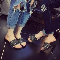 Резиновые тапочки в геометрическом стиле фото