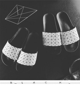 Резиновые тапочки в геометрическом стиле фото