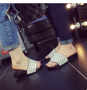 Резиновые тапочки в геометрическом стиле фото