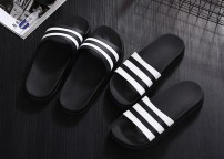 Спортивные тапочки с черно-белыми полосками фото