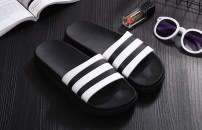 Спортивные тапочки с черно-белыми полосками фото