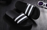 Спортивные тапочки с черно-белыми полосками фото
