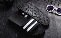 Спортивные тапочки с черно-белыми полосками фото