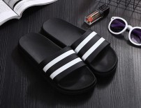 Спортивные тапочки с черно-белыми полосками фото