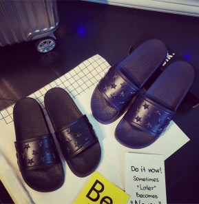 Однотонные тапочки со звездами фото