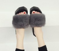 Тапочки с мехом на танкетке