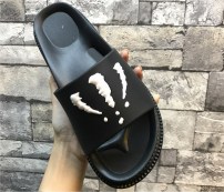 Тапки с следами когтей монстра фото