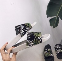 Женские пляжные тапочки фото